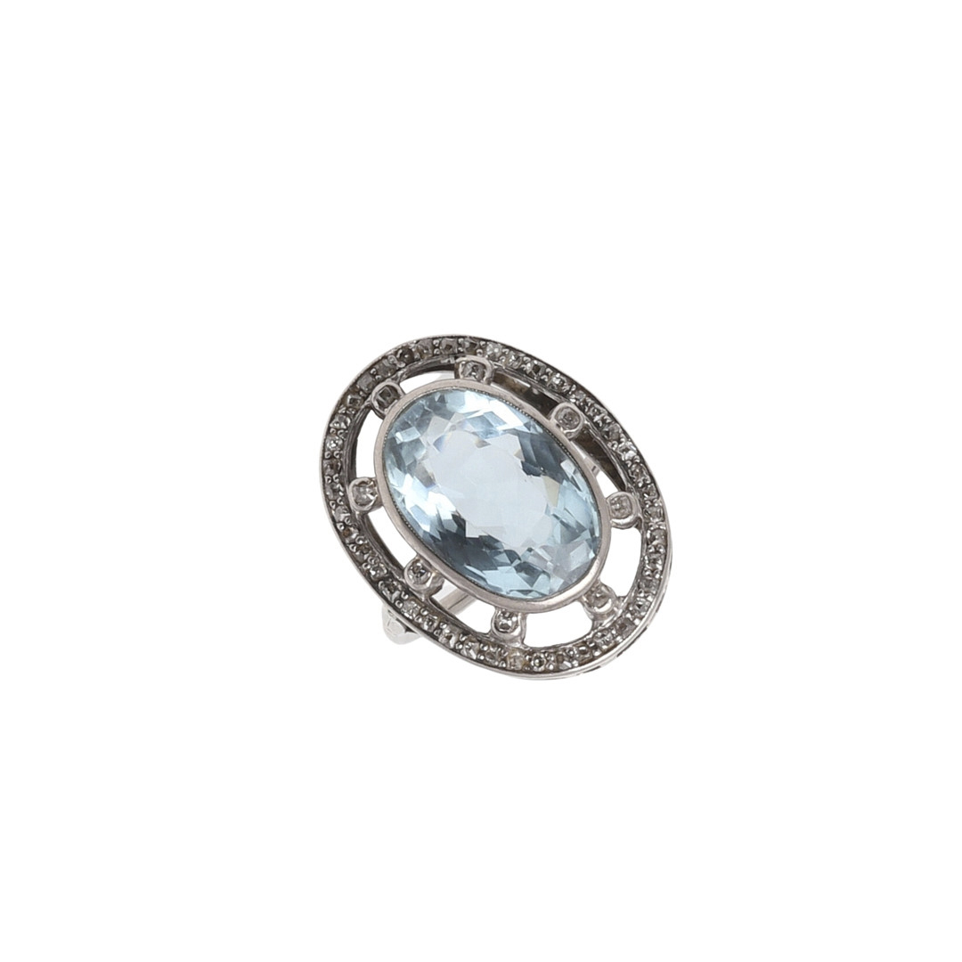 AN AQUAMARINE AND DIAMOND RING.