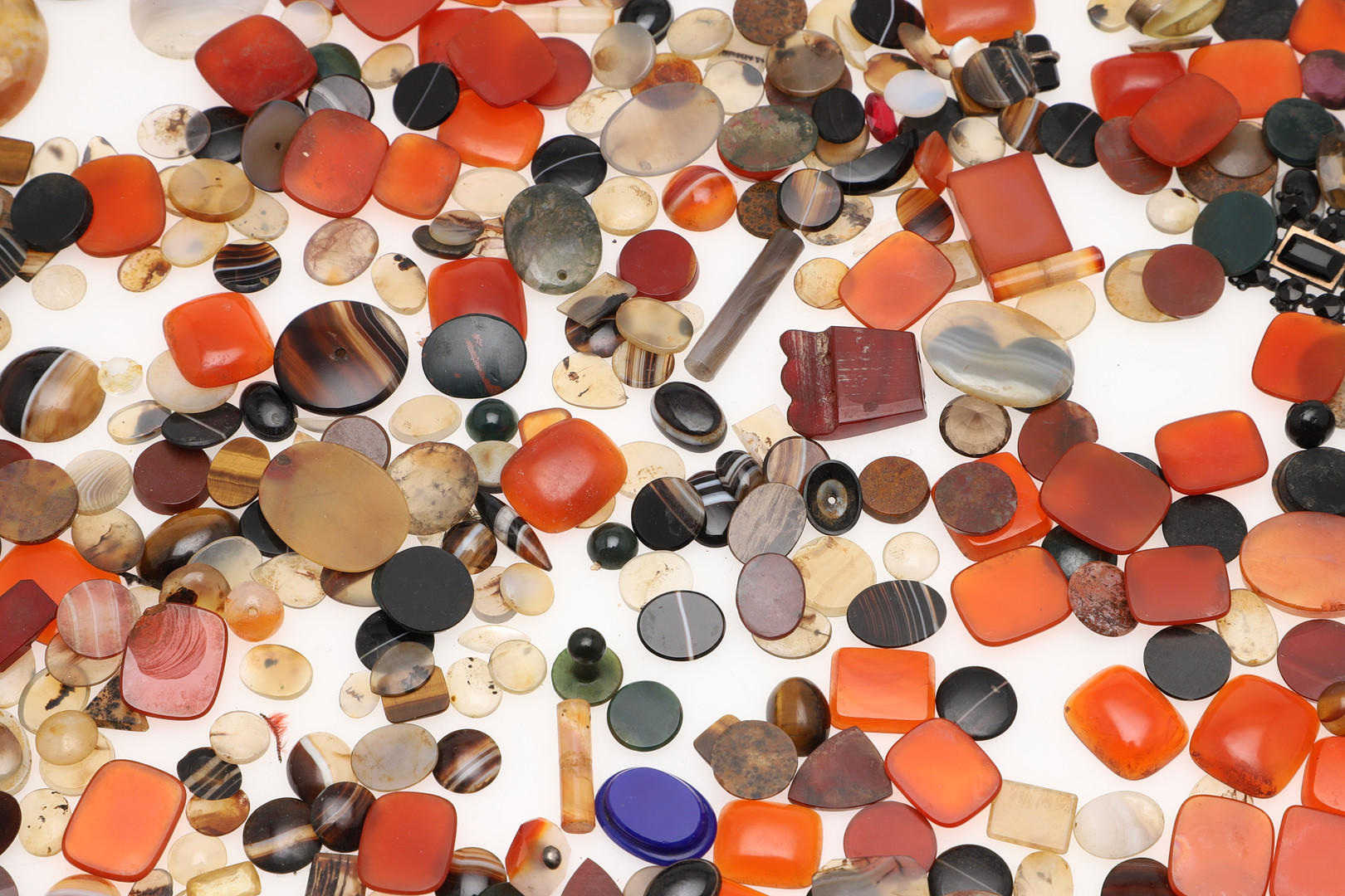 A QUANTITY OF ASSORTED HARDSTONES. - Image 11 of 11