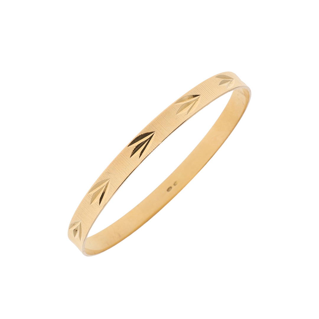 AN 18CT GOLD BANGLE.