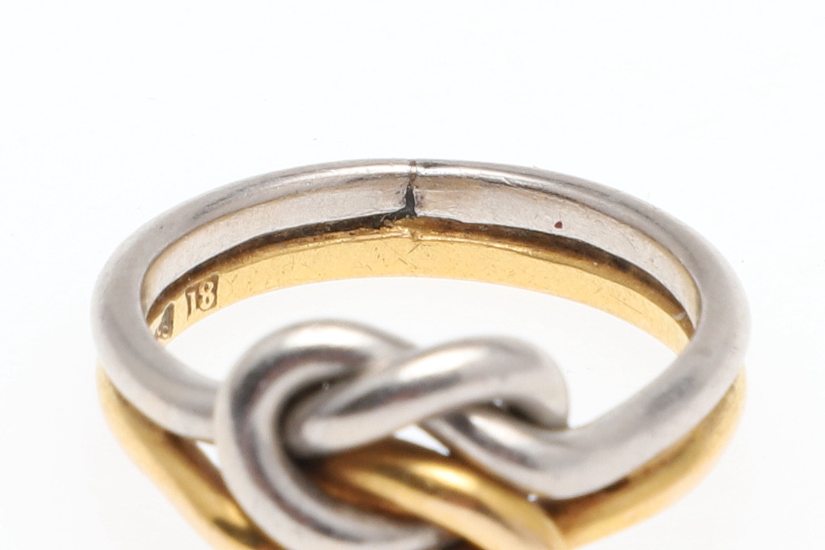 AN 18CT TWO COLOUR GOLD KNOT RING. - Image 3 of 8
