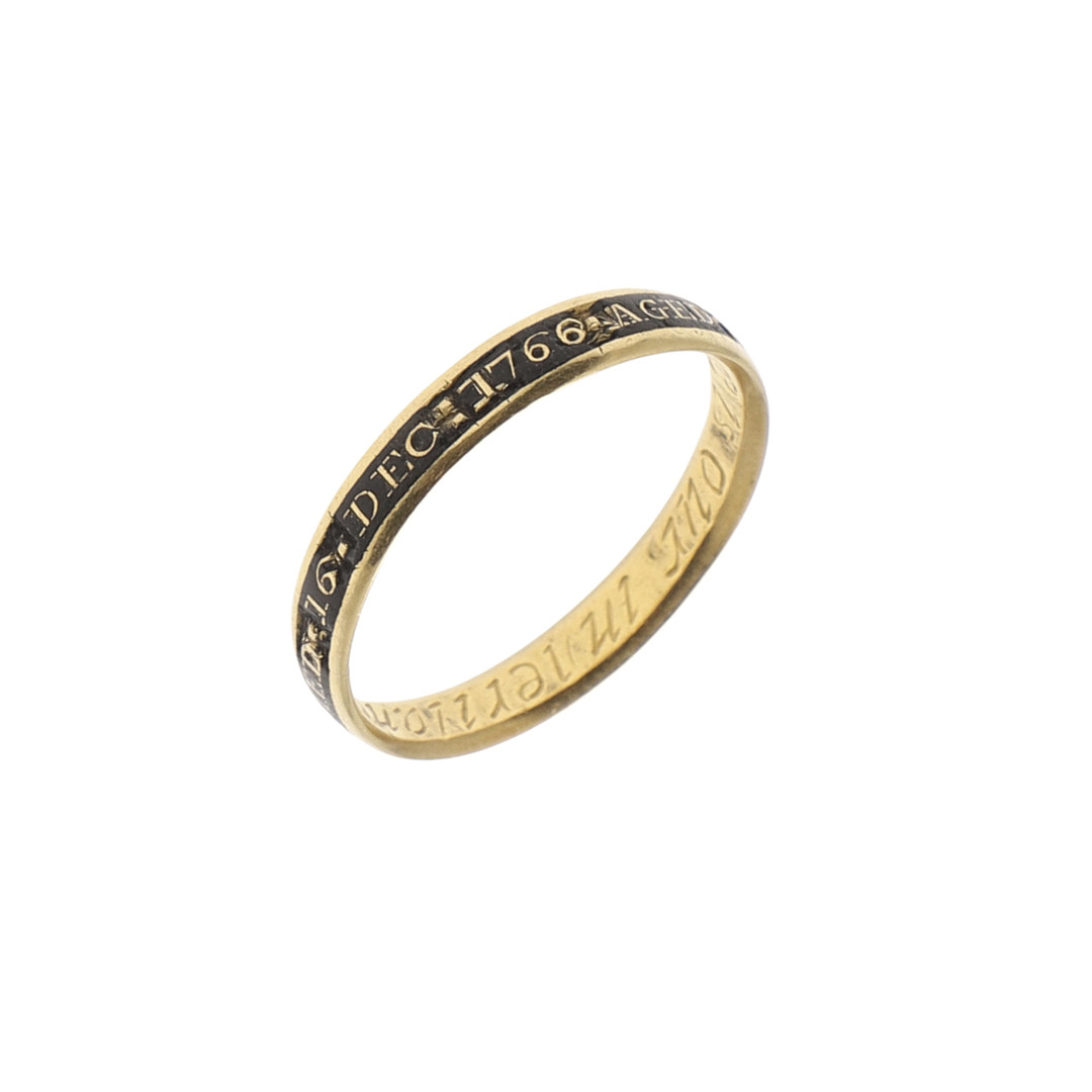 A GEORGE III BLACK ENAMEL AND GOLD MOURNING/POSY RING.