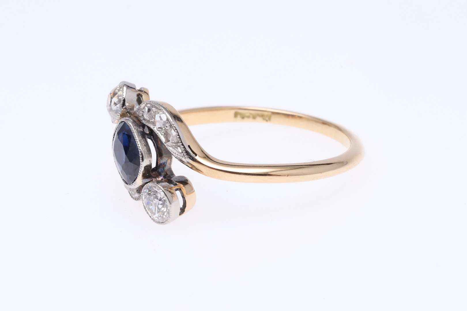 A SAPPHIRE AND DIAMOND CROSS-OVER RING. - Image 2 of 5