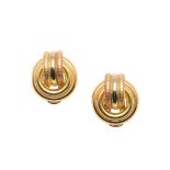 A PAIR OF 18CT THREE COLOUR GOLD GOLD EARRINGS.