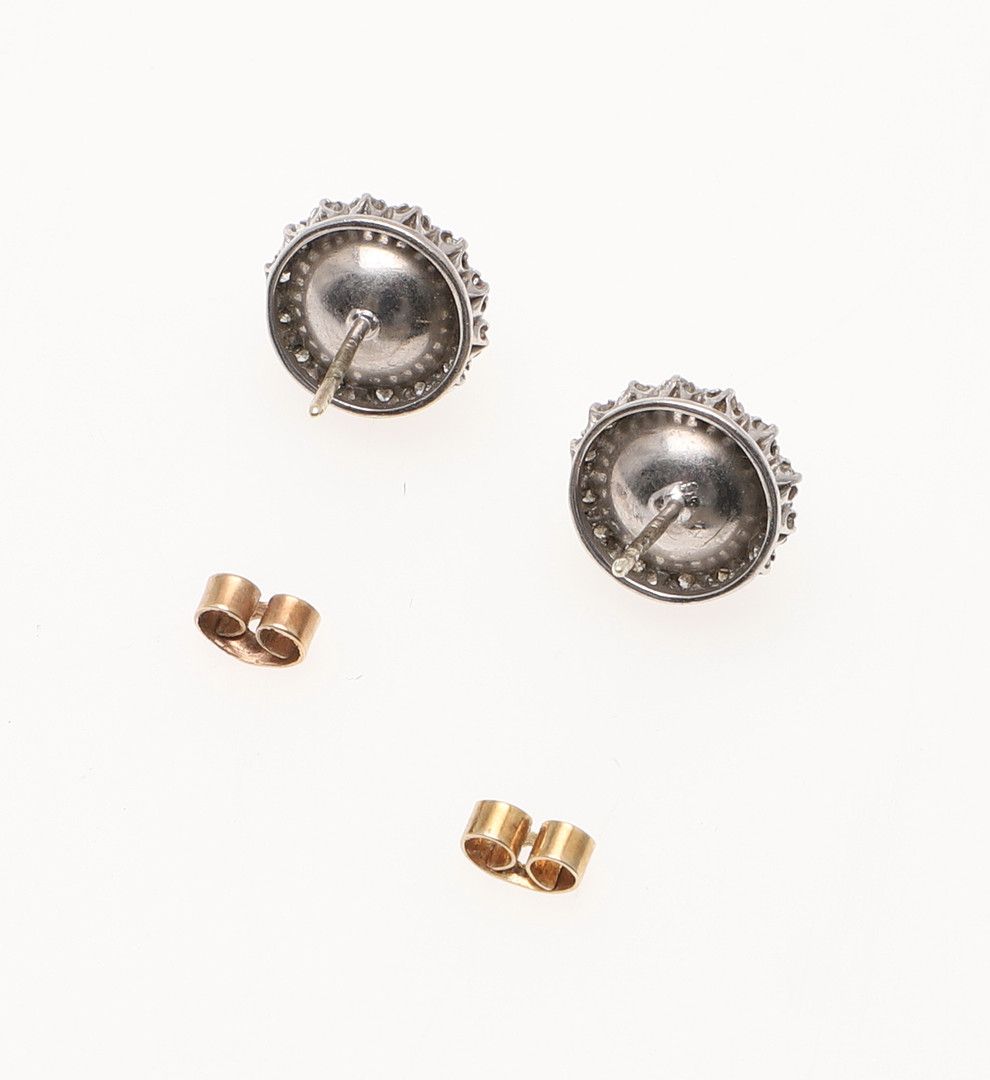 A PAIR OF CULTURED PEARL AND DIAMOND CLUSTER STUD EARRINGS. - Image 2 of 4