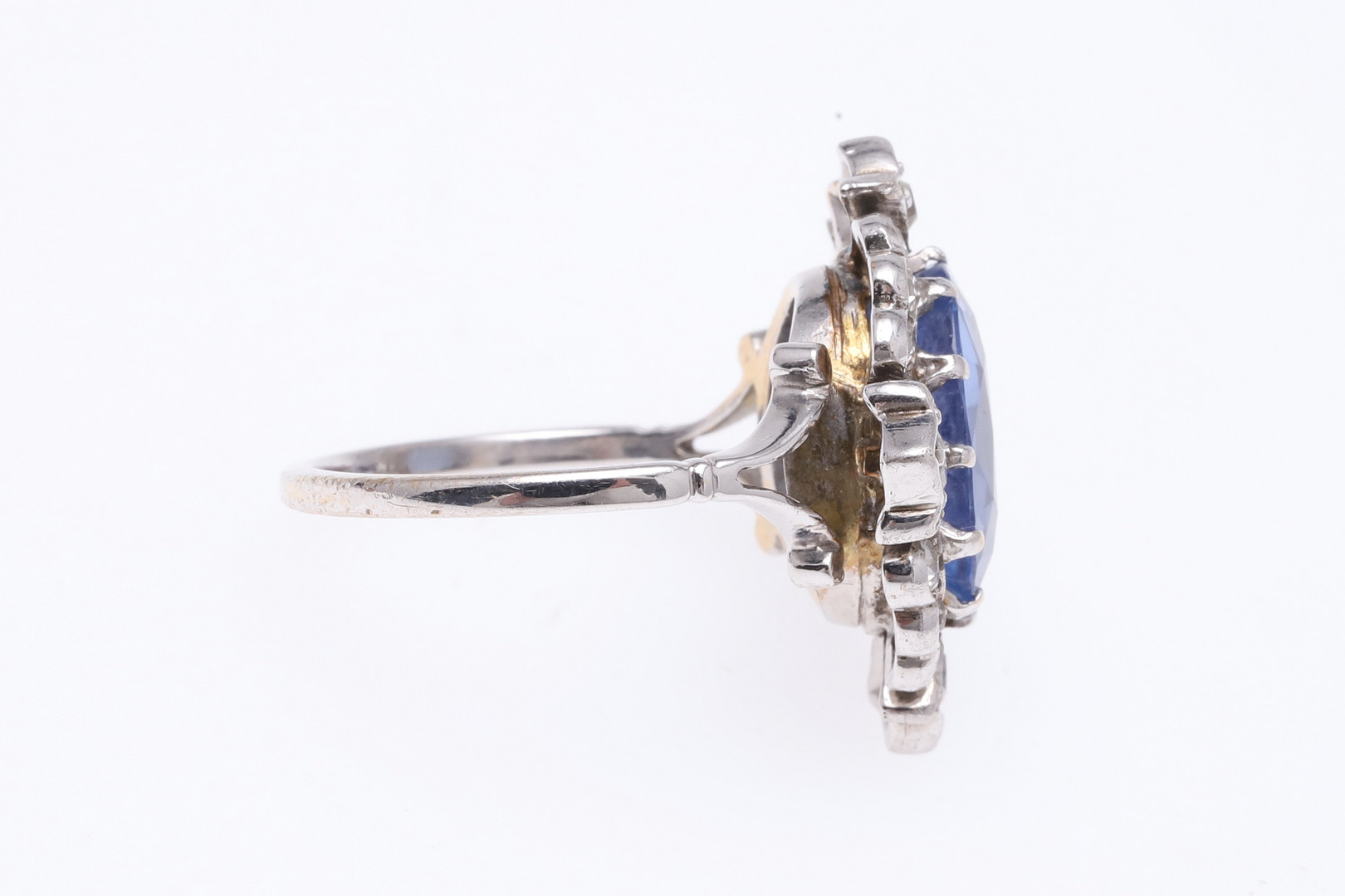 A SAPPHIRE AND DIAMOND CLUSTER RING. - Image 5 of 8