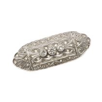 AN OVAL-SHAPED PLAQUE BROOCH.