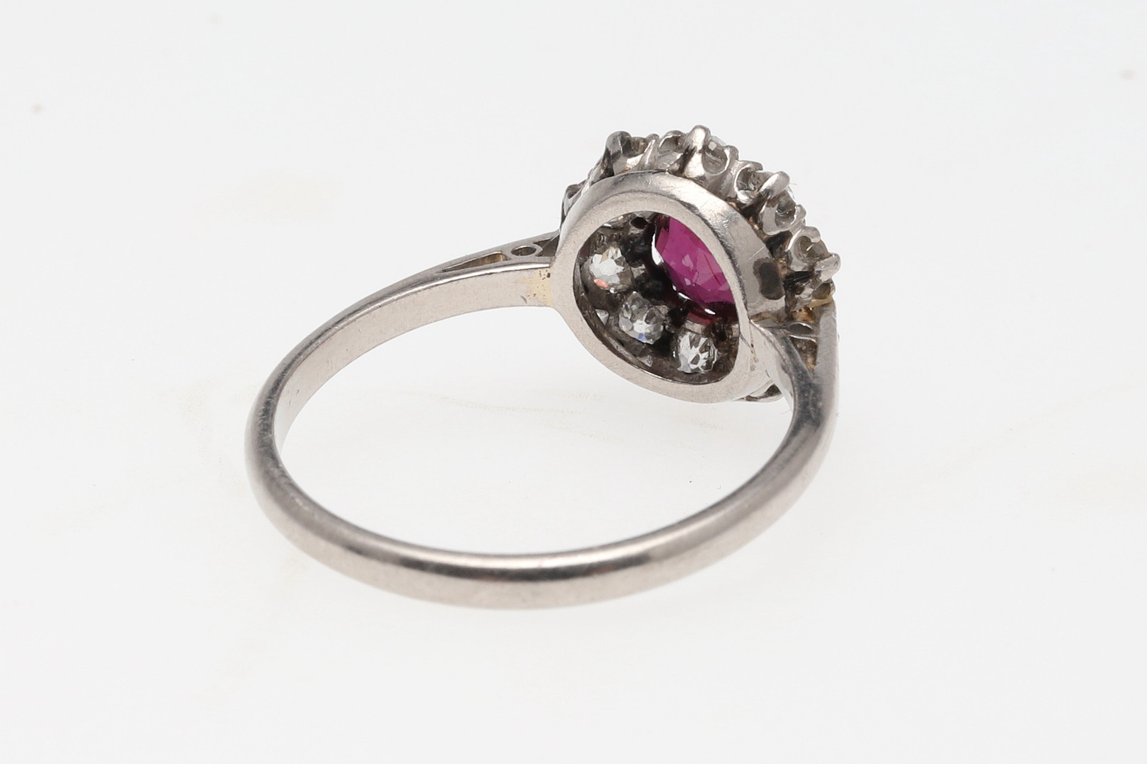 A RUBY AND DIAMOND CLUSTER RING. - Image 4 of 4