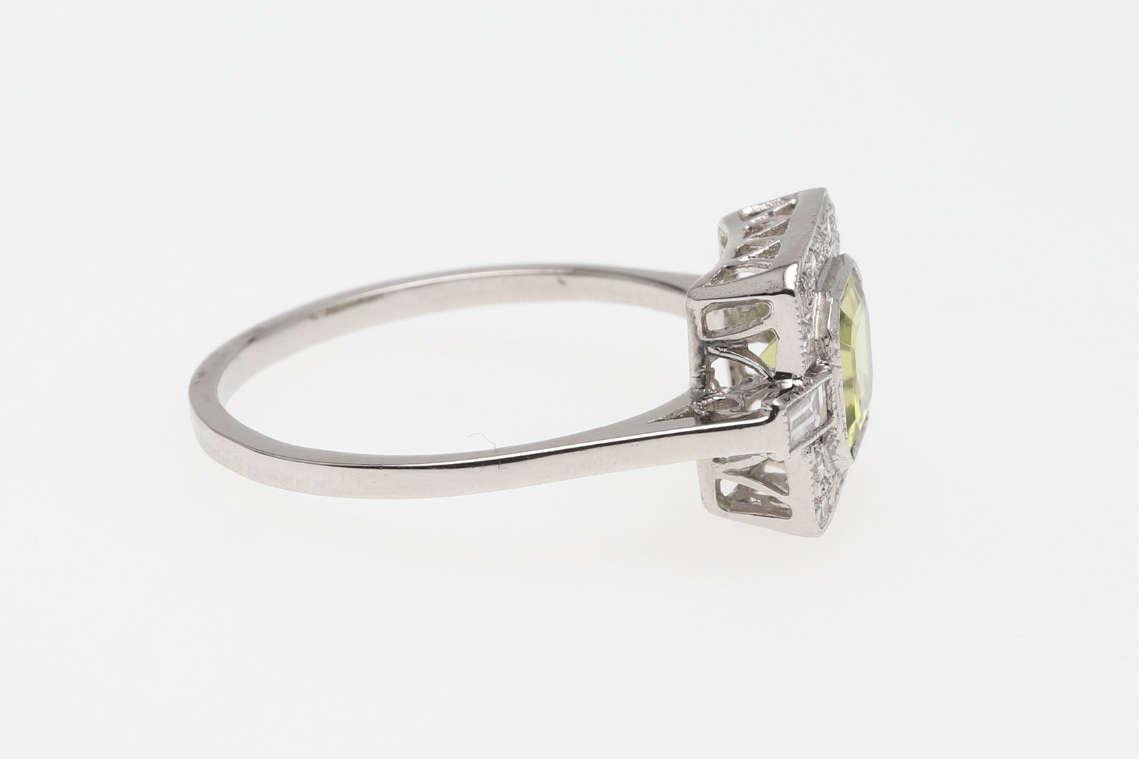 A PERIDOT AND DIAMOND CLUSTER RING. - Image 4 of 5