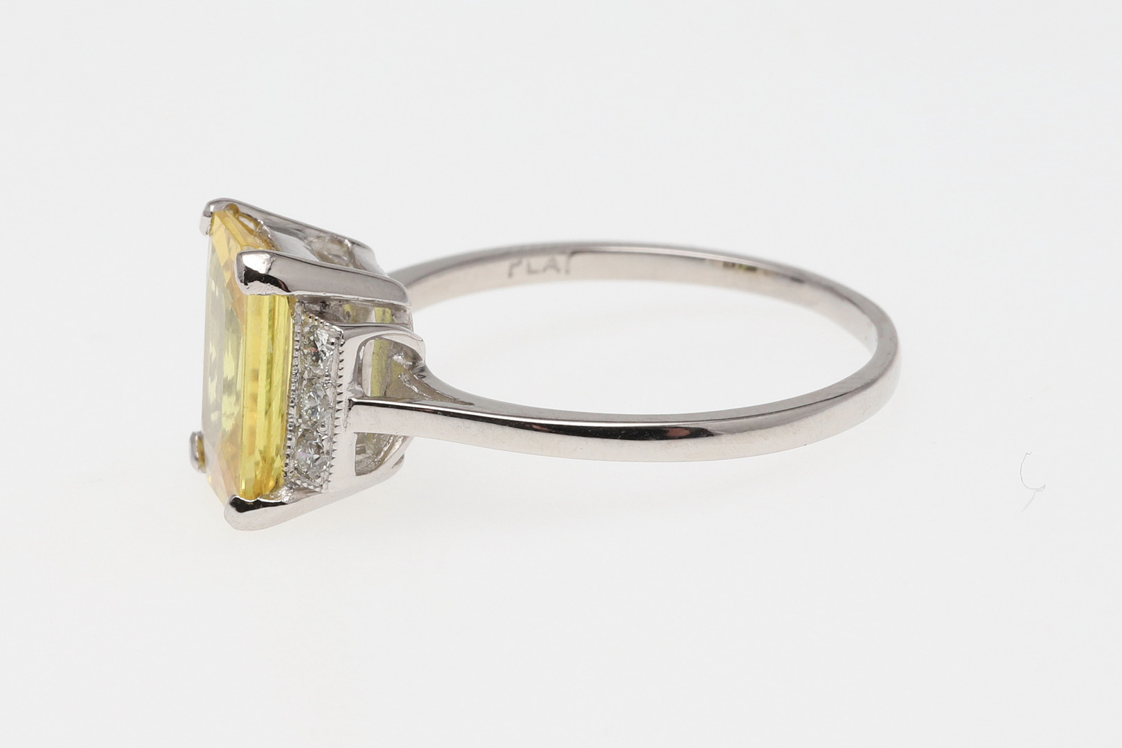 A YELLOW SAPPHIRE AND DIAMOND RING. - Image 2 of 4