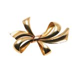 AN 18CT GOLD BOW BROOCH.