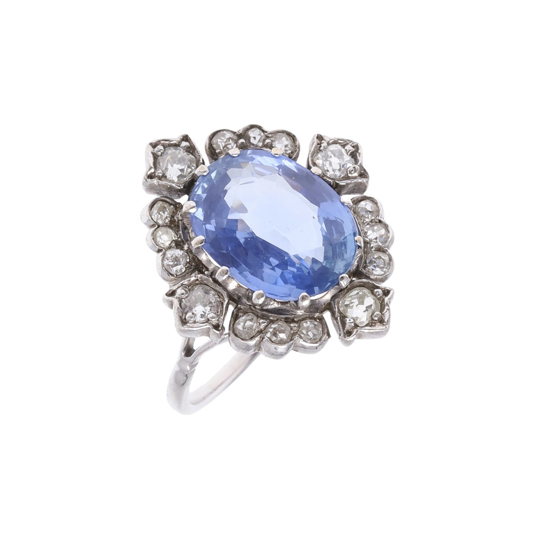 A SAPPHIRE AND DIAMOND CLUSTER RING.