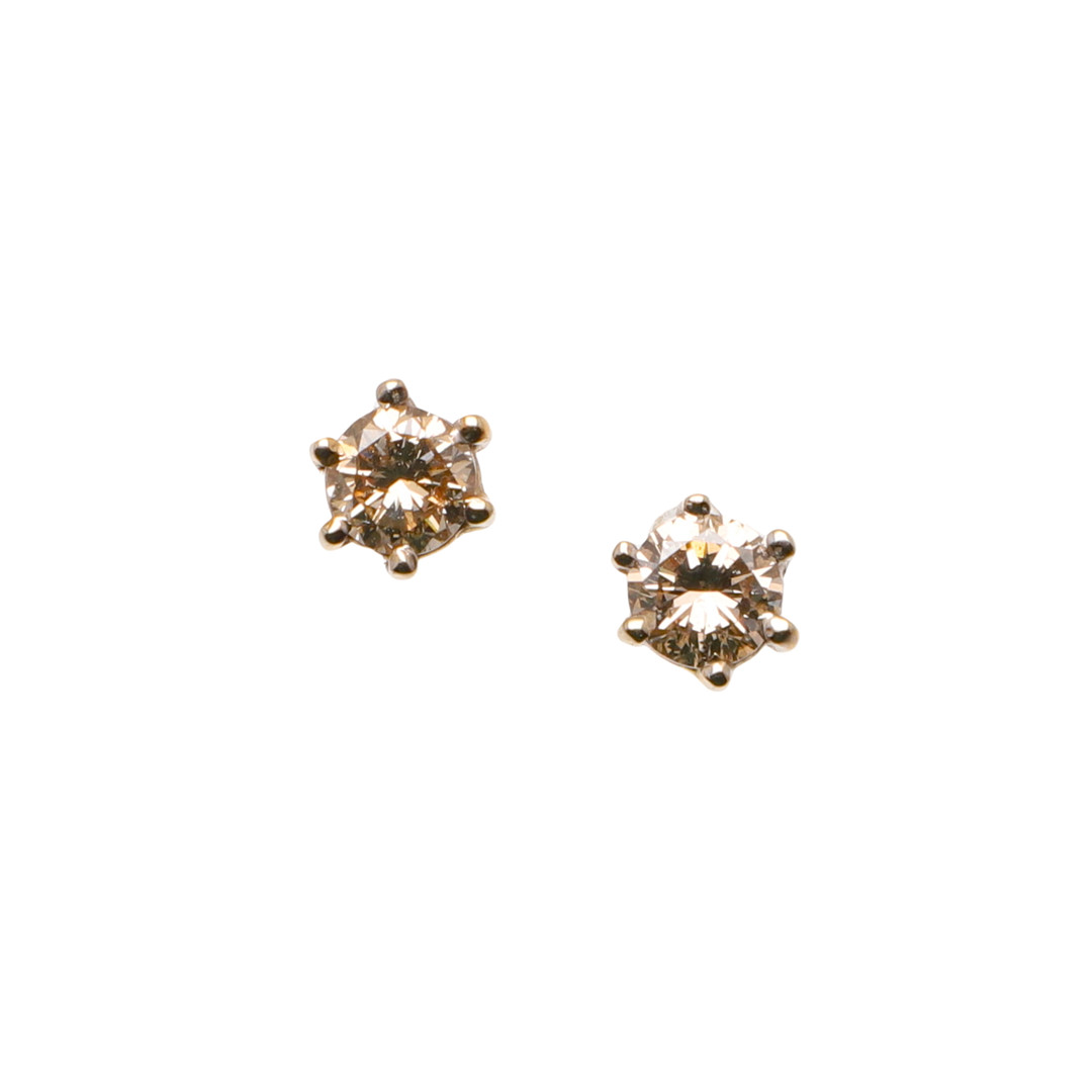 A PAIR OF DIAMOND STUD EARRINGS.