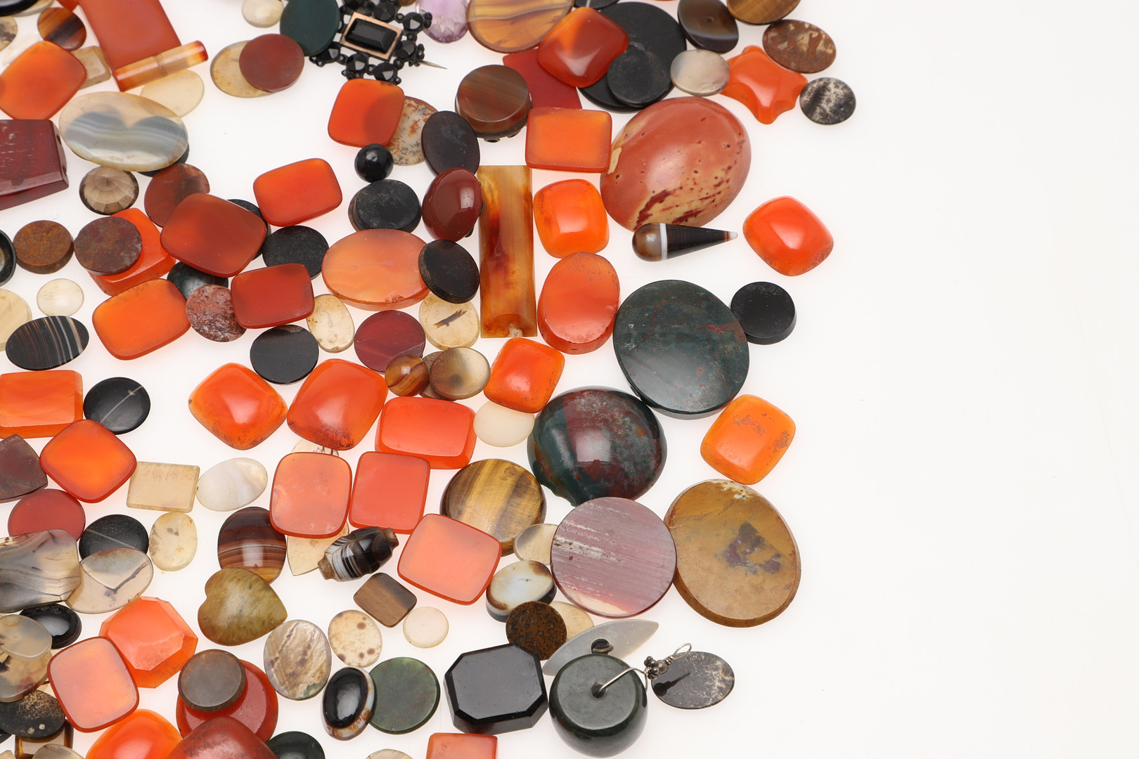 A QUANTITY OF ASSORTED HARDSTONES. - Image 6 of 11