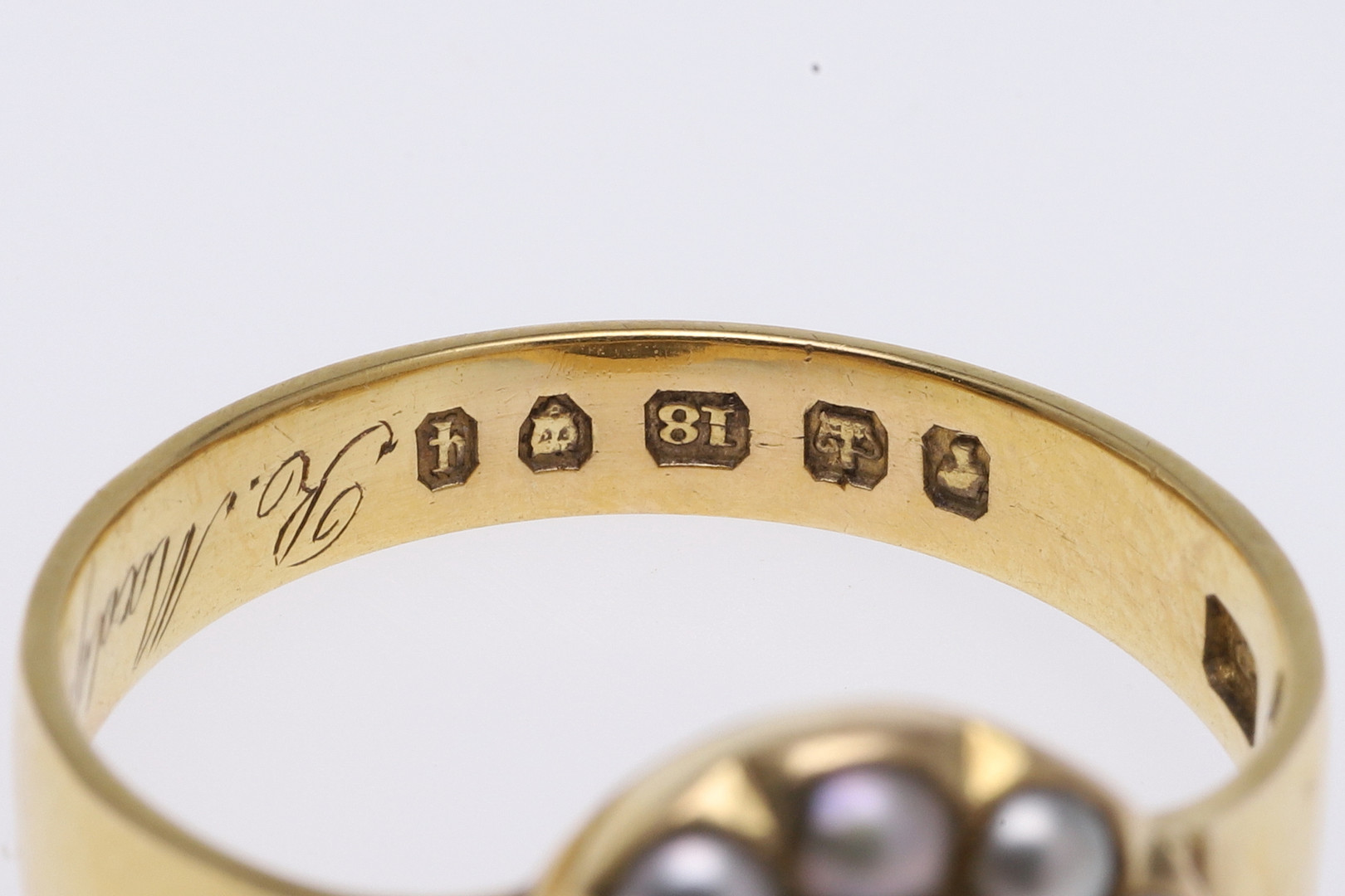 A VICTORIAN HARDSTONE AND PEARL MOURNING RING. - Image 6 of 7