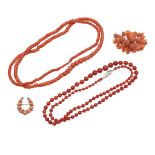 A SINGLE ROW GRADUATED CORAL BEAD NECKLACE.