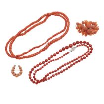 A SINGLE ROW GRADUATED CORAL BEAD NECKLACE.