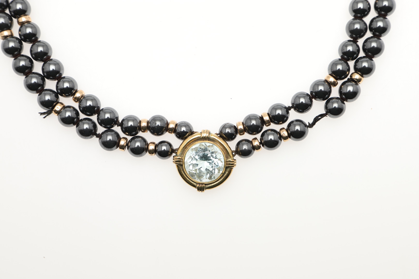 A HAEMATITE, AQUAMARINE AND GOLD CHOKER NECKLACE. - Image 2 of 4