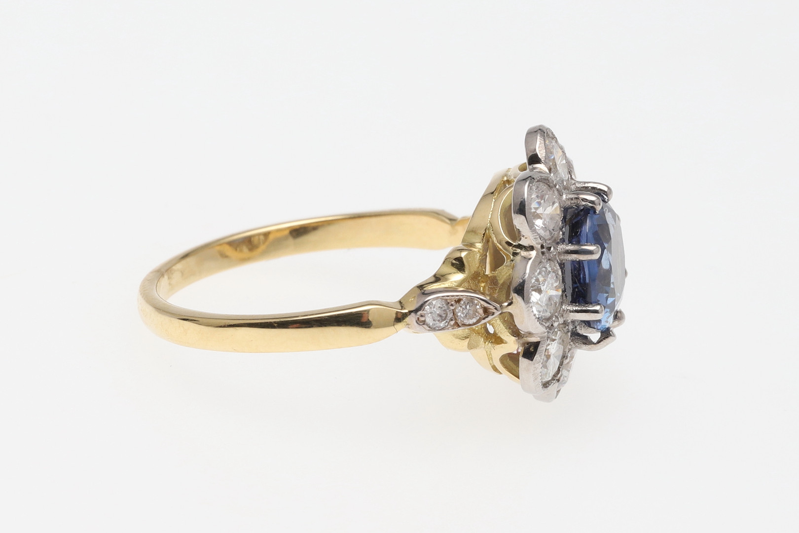 A SAPPHIRE AND DIAMOND CLUSTER RING. - Image 4 of 5