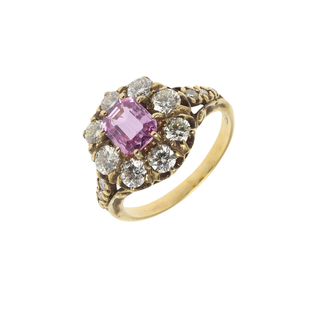 A PINK SAPPHIRE AND DIAMOND CLUSTER RING.