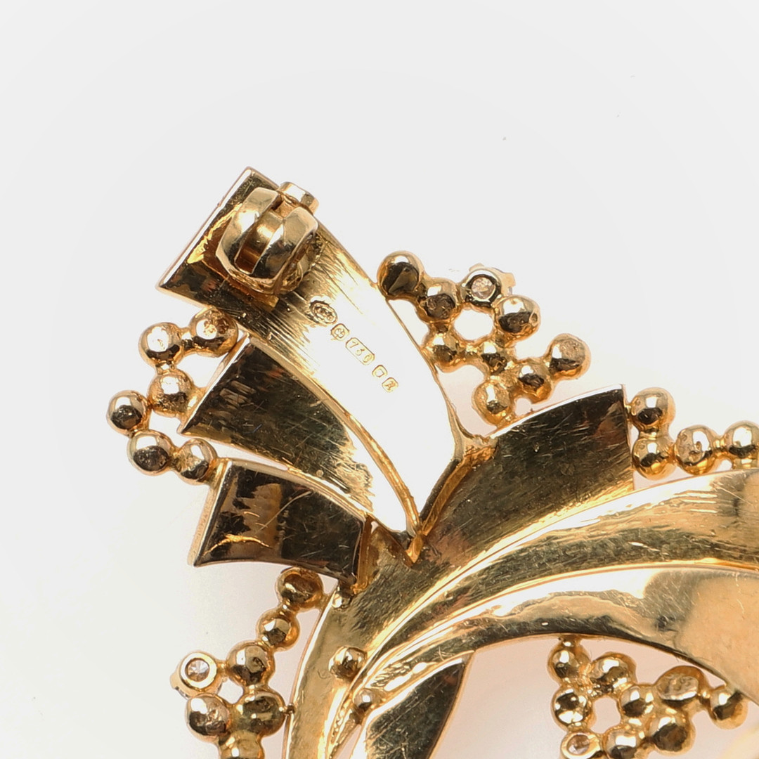AN 18CT YELLOW GOLD AND DIAMOND BROOCH BY ALAN MARTIN GARD. - Image 3 of 3