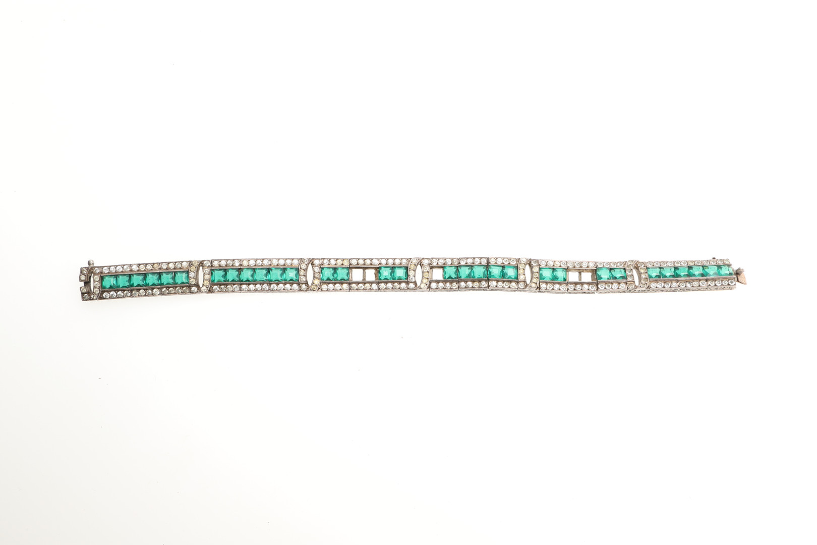 A SINGLE ROW CORAL BEAD NECKLACE. - Image 7 of 8