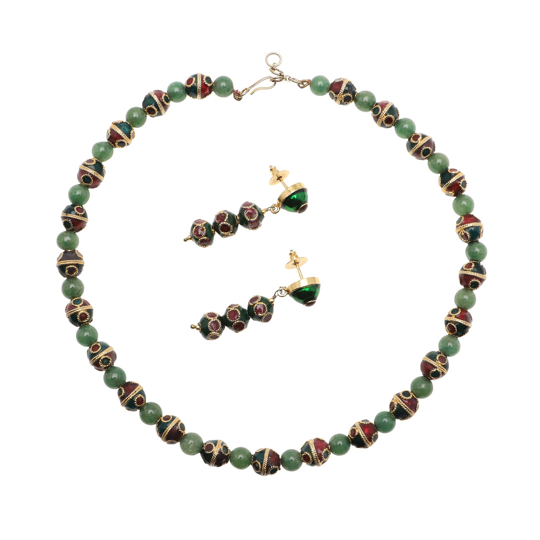 AN ENAMEL BEAD NECKLACE.