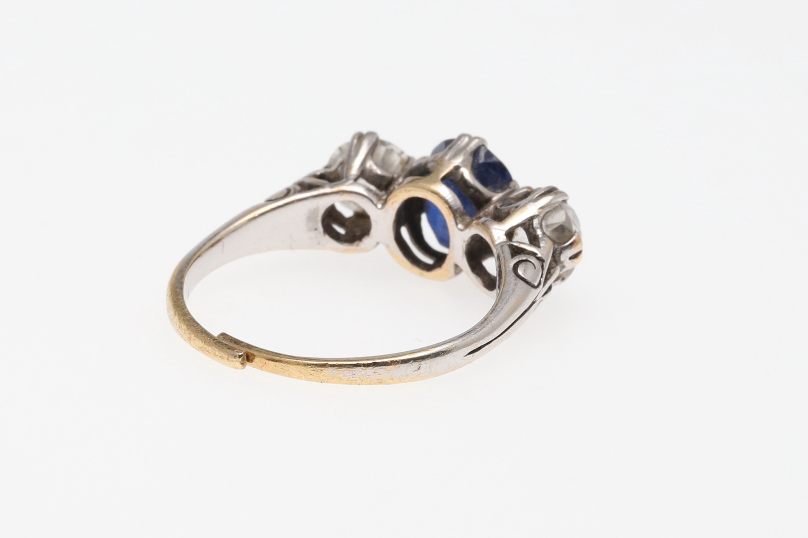 A SAPPHIRE AND DIAMOND THREE STONE RING. - Image 3 of 6