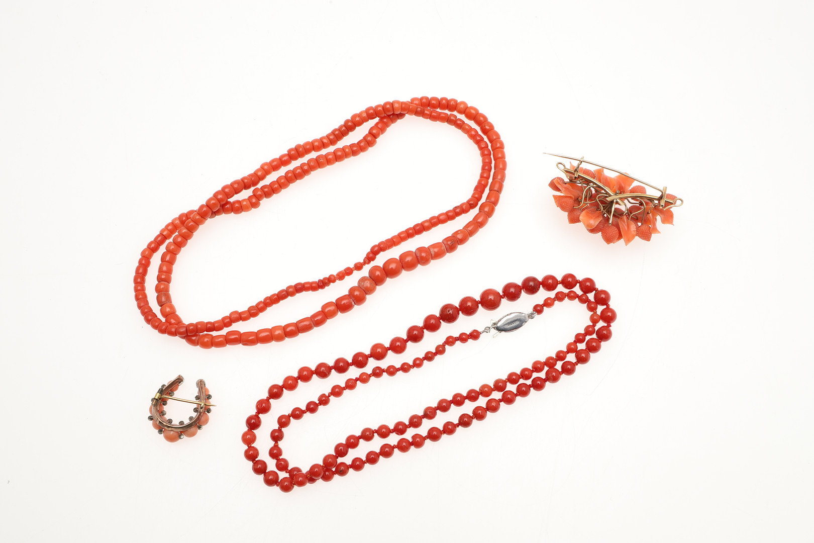 A SINGLE ROW GRADUATED CORAL BEAD NECKLACE. - Image 2 of 2