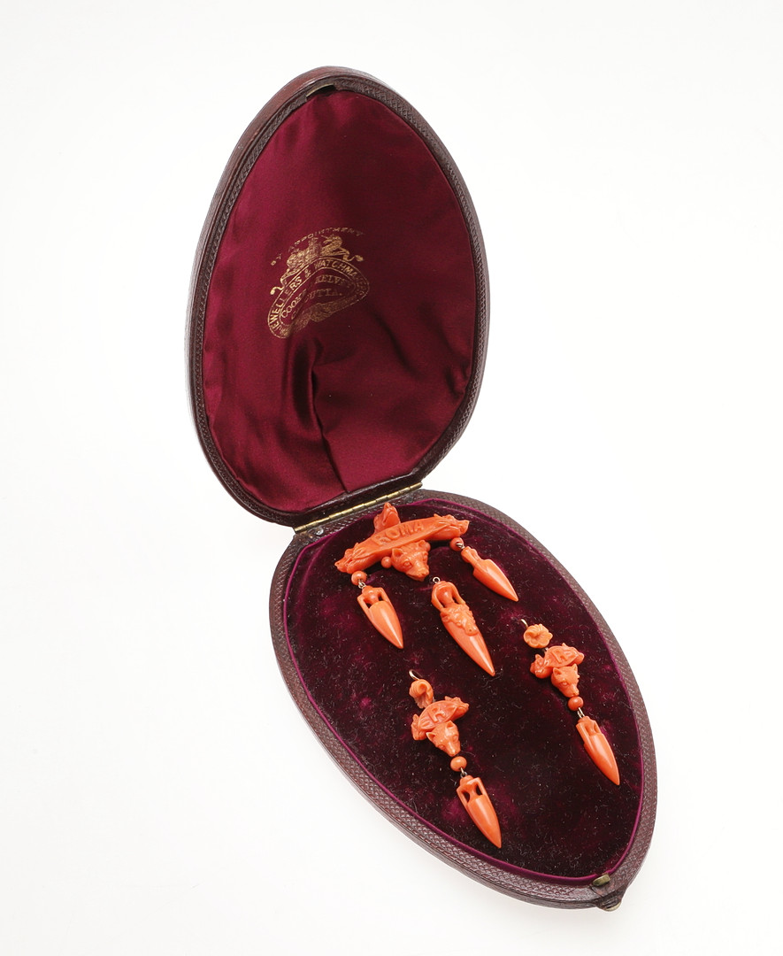 A VICTORIAN CARVED CORAL BROOCH AND A PAIR OF DROP EARRINGS. - Image 2 of 5