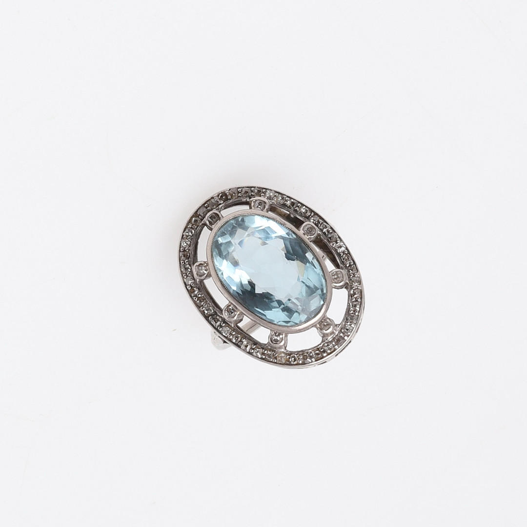 AN AQUAMARINE AND DIAMOND RING. - Image 2 of 4