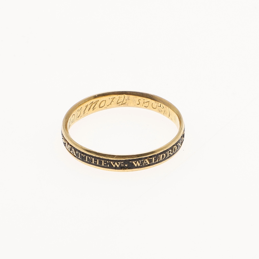 A GEORGE III BLACK ENAMEL AND GOLD MOURNING/POSY RING. - Image 4 of 5