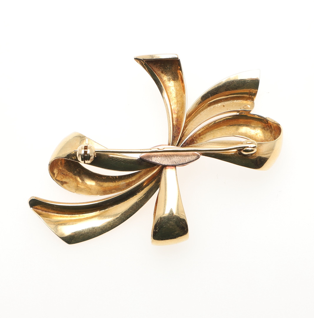 AN 18CT GOLD BOW BROOCH. - Image 2 of 2