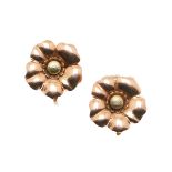 A PAIR OF 14CT TWO COLOUR GOLD FLOWERHEAD CLIP EARRINGS.