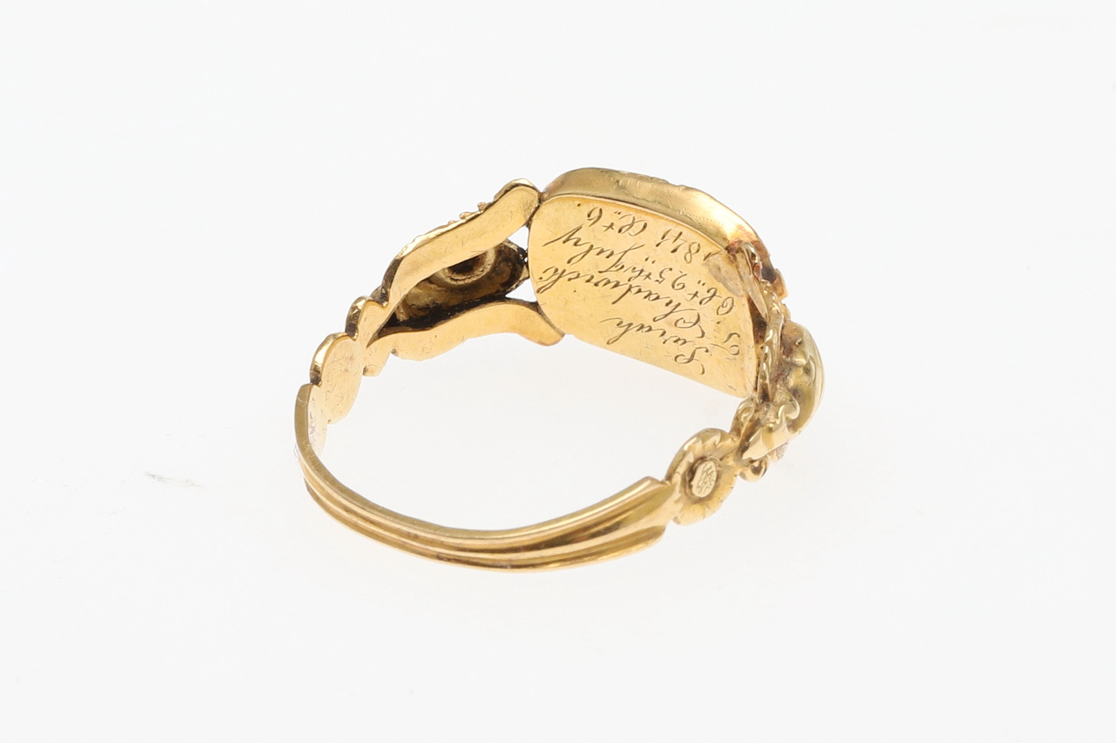 A VICTORIAN GOLD AND ENAMEL MOURNING RING. - Bild 3 aus 4