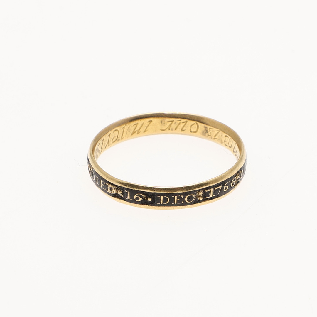 A GEORGE III BLACK ENAMEL AND GOLD MOURNING/POSY RING. - Image 2 of 5