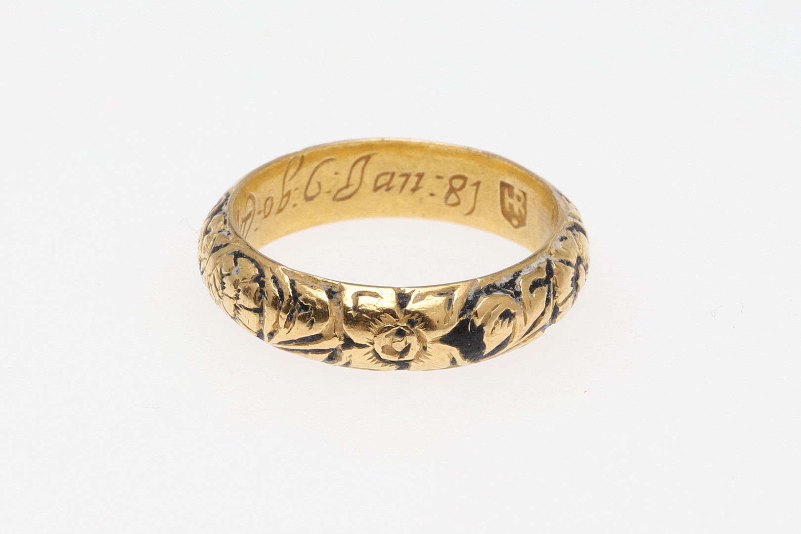 A GEORGIAN BLACK ENAMEL AND GOLD MEMENTO MORI RING. - Image 3 of 3