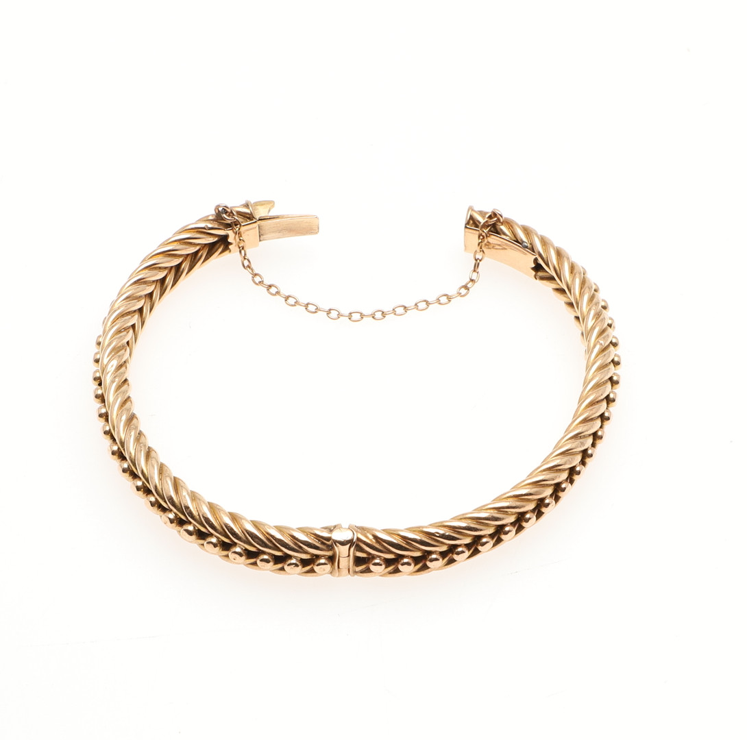 A 15CT GOLD HALF HINGED BANGLE. - Image 3 of 4