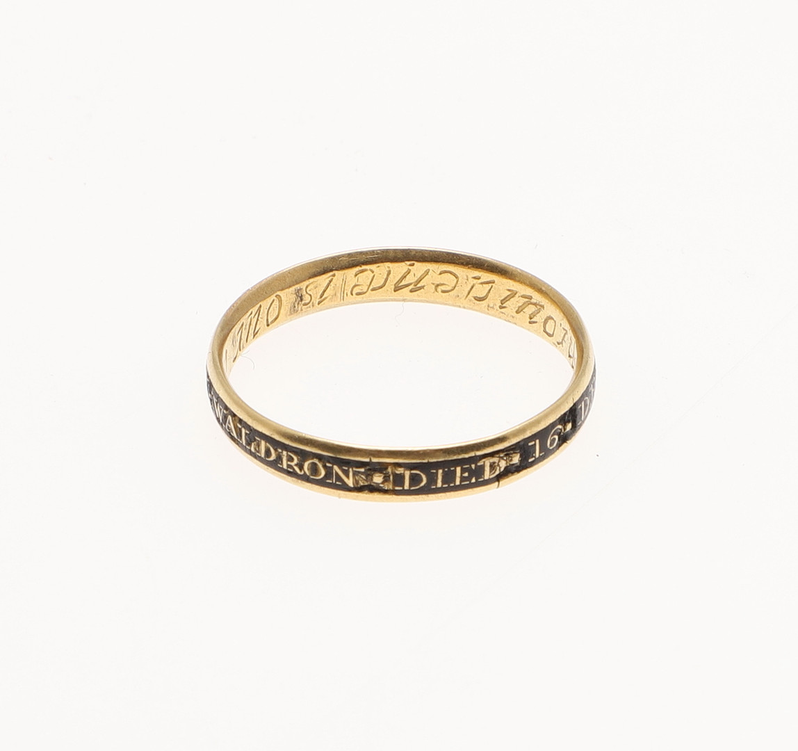 A GEORGE III BLACK ENAMEL AND GOLD MOURNING/POSY RING. - Image 3 of 5