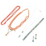 A SINGLE ROW CORAL BEAD NECKLACE.