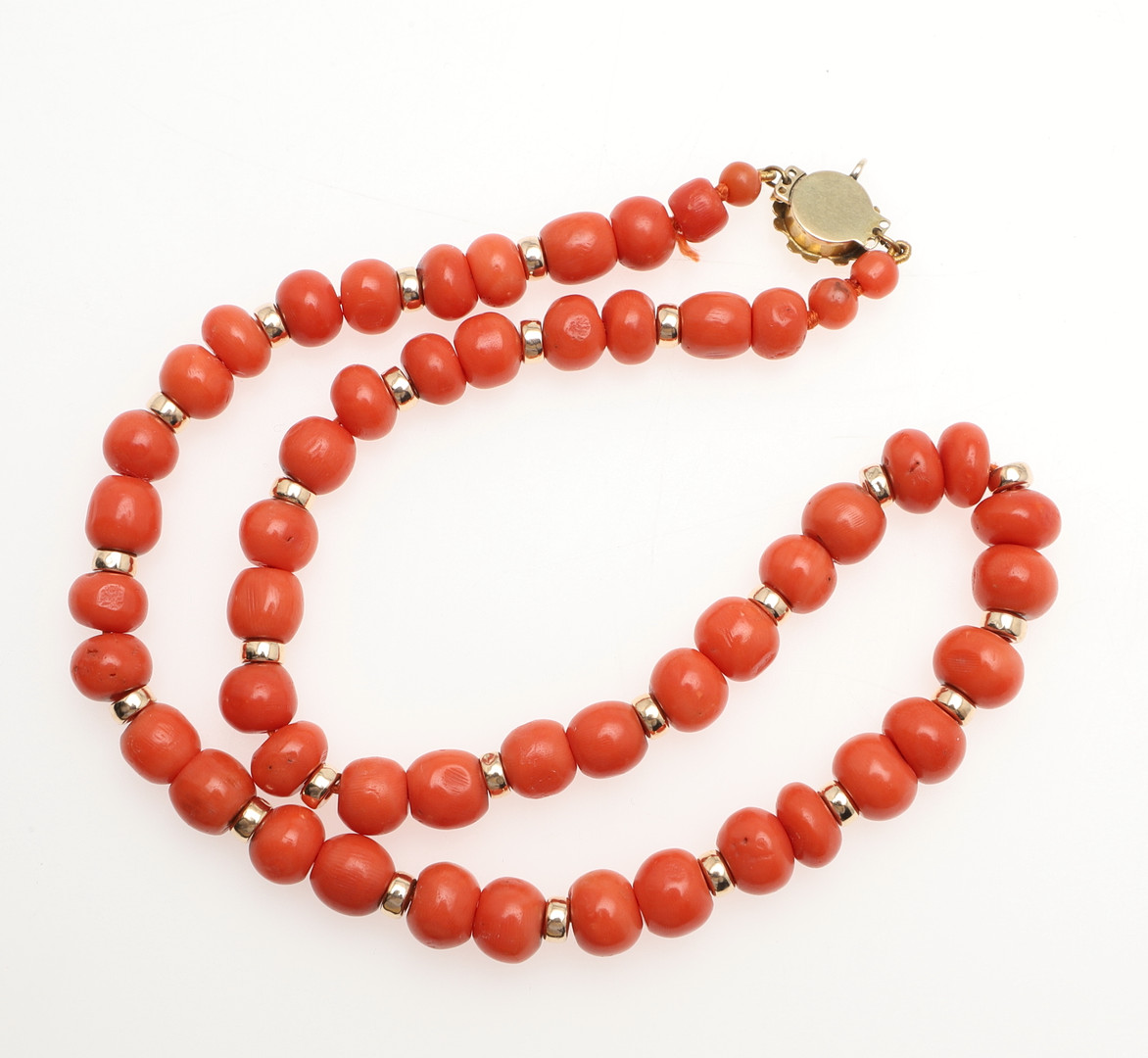 AN ANTIQUE SINGLE ROW CORAL BEAD NECKLACE. - Image 3 of 3