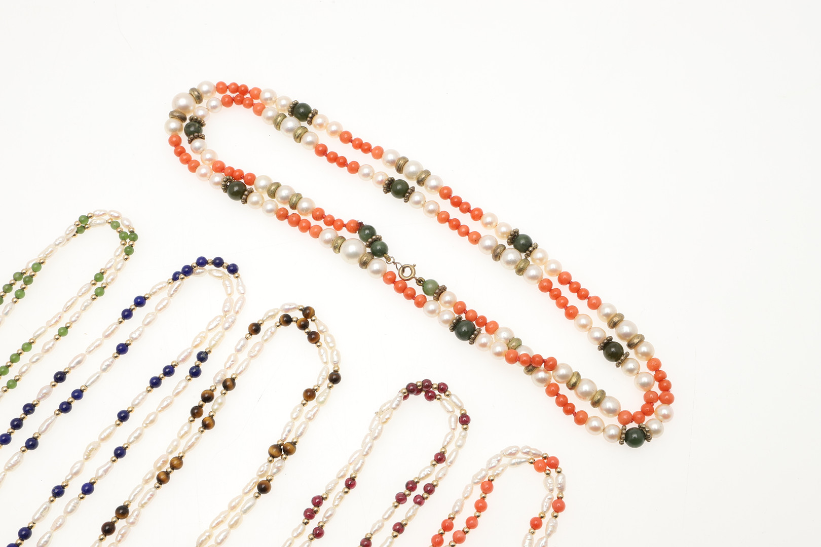 A CULTURED PEARL AND CORAL BEAD NECKACE. - Image 2 of 5