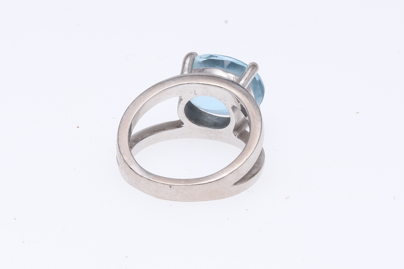 AN AQUAMARINE SINGLE STONE RING. - Image 3 of 4