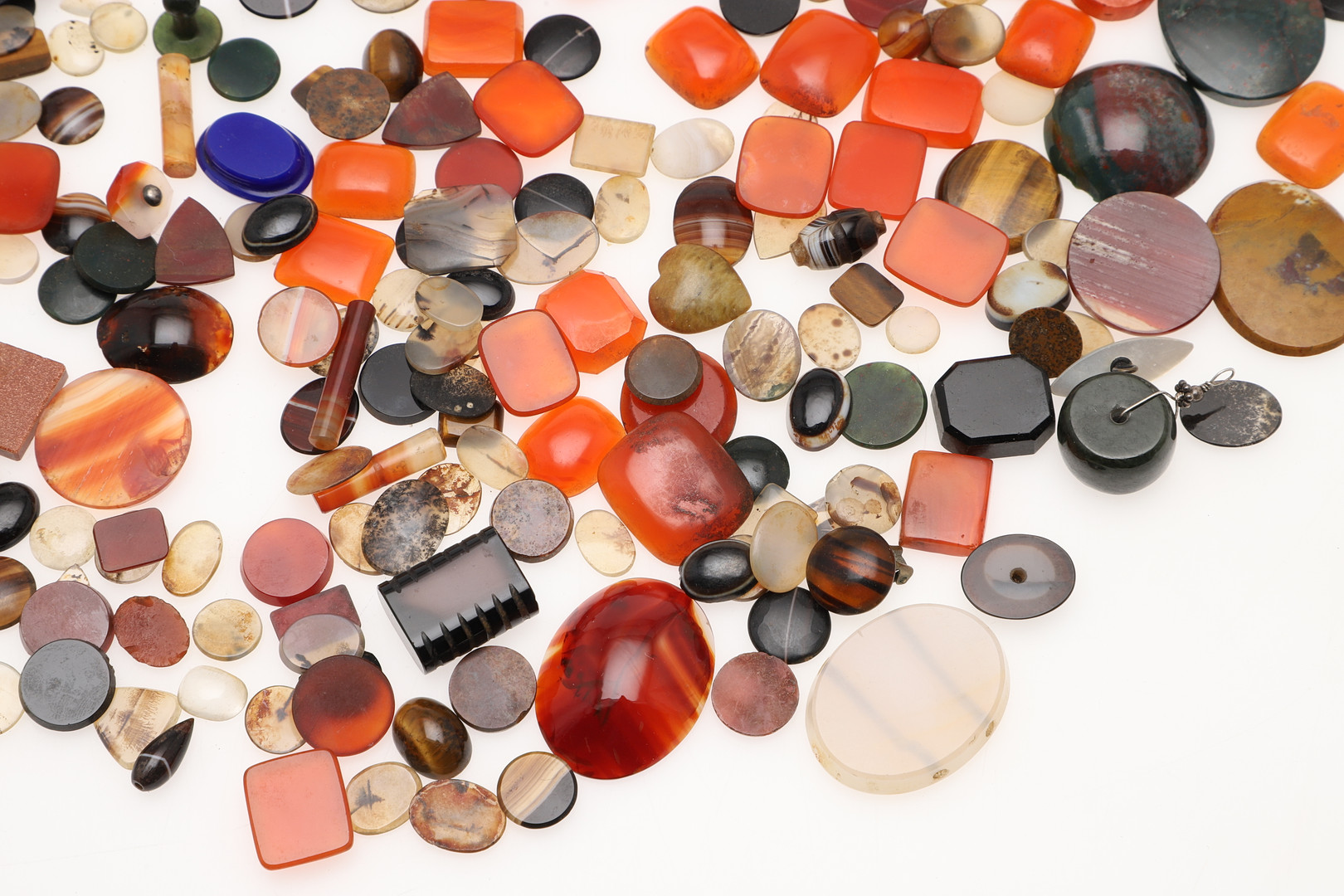 A QUANTITY OF ASSORTED HARDSTONES. - Image 7 of 11