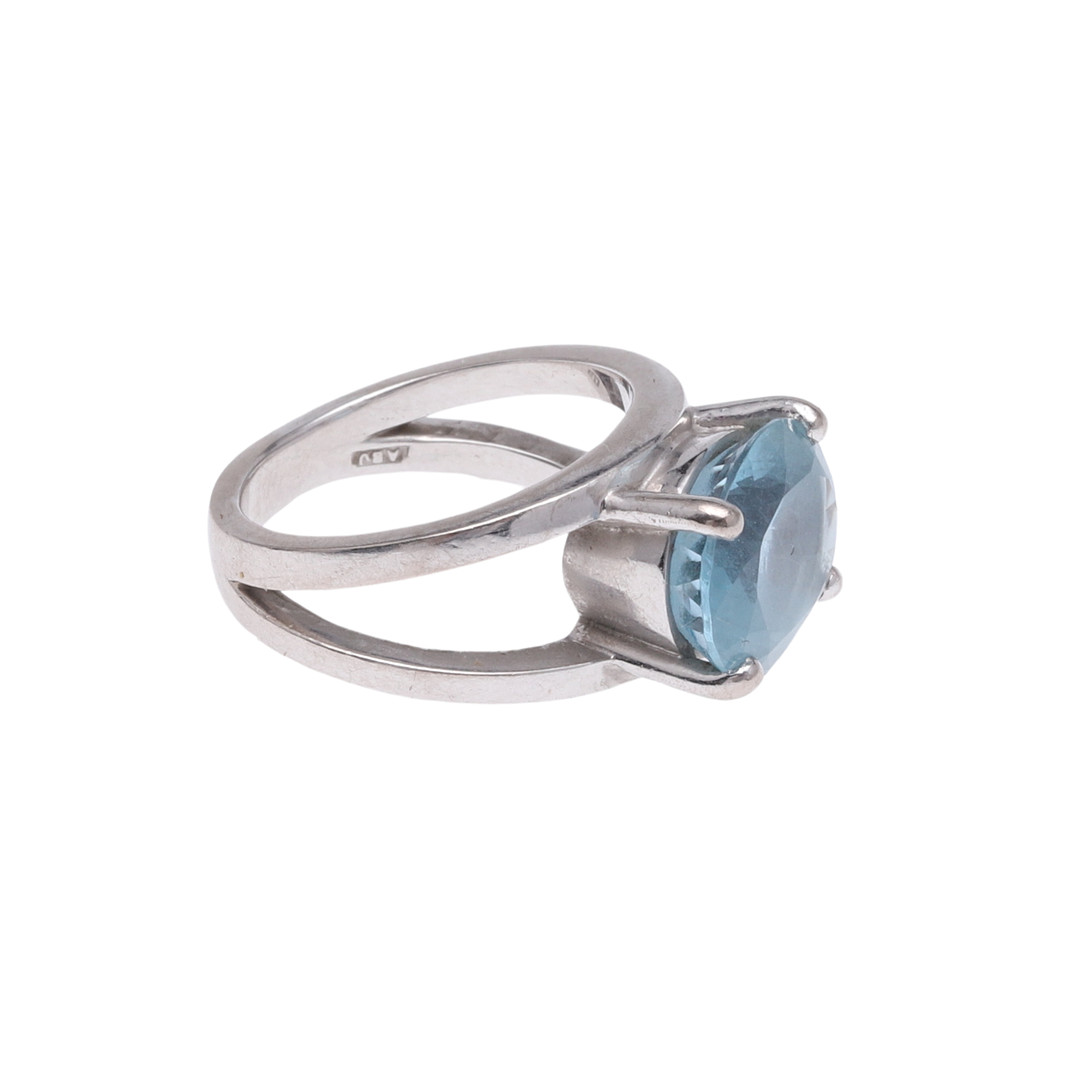 AN AQUAMARINE SINGLE STONE RING. - Image 4 of 4