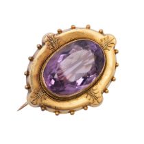 A VICTORIAN AMETHYST AND GOLD BROOCH.