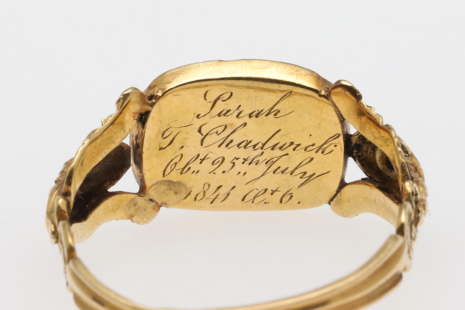 A VICTORIAN GOLD AND ENAMEL MOURNING RING. - Bild 4 aus 4