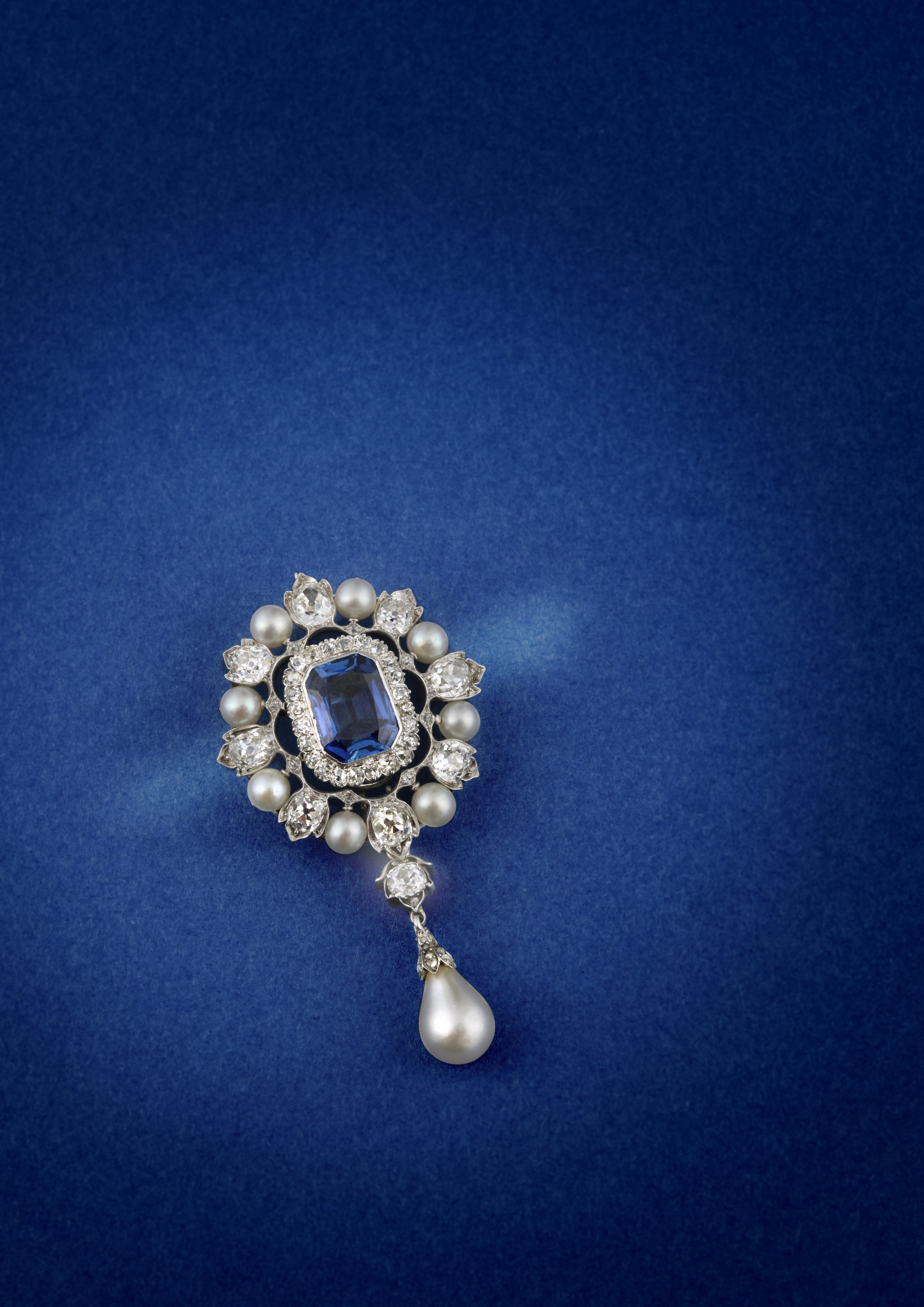 A SAPPHIRE AND NATURAL PEARL PENDANT, CONVERTING INTO A BRACELET AND A BROOCH. - Bild 11 aus 13