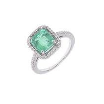 AN EMERALD AND DIAMOND CLUSTER RING.