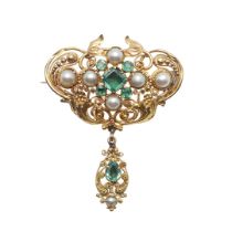 AN EMERALD AND PEARL BROOCH.