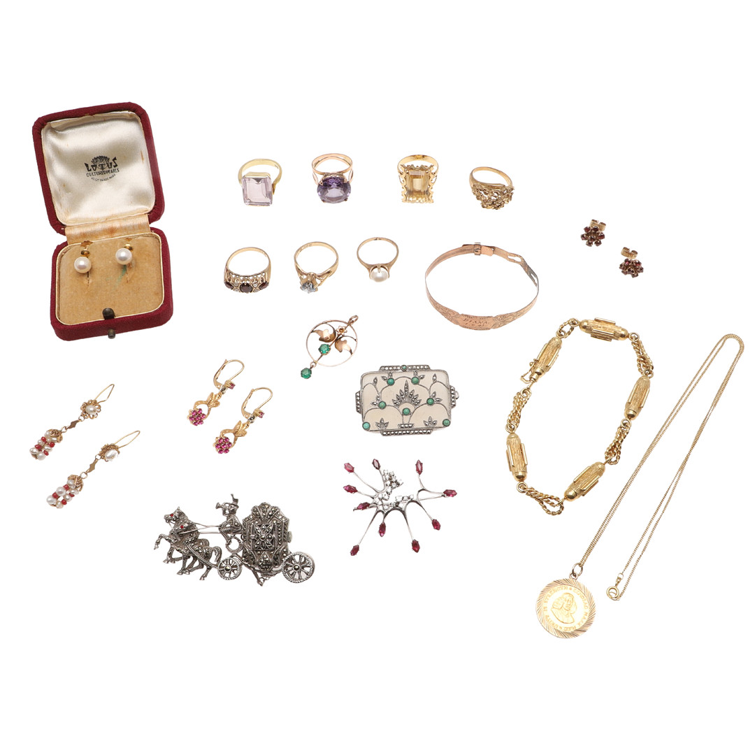 A QUANTITY OF JEWELLERY.